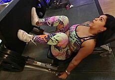 na academia sem calcinha treinando com tes�o