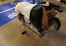 na academia sem calcinha treinando com tes�o