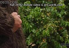 कक बीवी को बड़े काले लंड के साथ इंटररेसियल किंक में देखता है