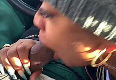 स्नोबोर्डर लड़की चूसने से पहले तड़कती फिर एपिक डीपथ्रोट देती