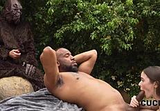 कक बीवी को बड़े काले लंड के साथ इंटररेसियल किंक में देखता है