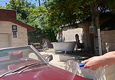 स्लट्टी कारवॉश बीएफएफएस किटाना ल्यूर और ज़्लाटा शाइन पूल के पास हार्ड कॉक शेयर करती हैं?