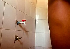 सौतेली बहन अगले कमरे में चुद रही जबकि नहा रहा