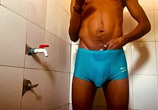 सौतेली बहन अगले कमरे में चुद रही जबकि नहा रहा