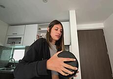 el culo de la esposa de mi amigo me aprieta la boca tan bien