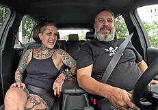 A Tatuada Naty Loka Pegou Carona e Deu o Cu no Pelo ao Motorista