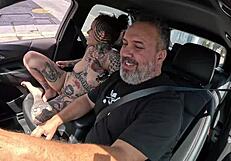 A Tatuada Naty Loka Pegou Carona e Deu o Cu no Pelo ao Motorista