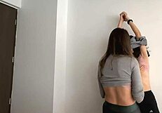 el culo de la esposa de mi amigo me aprieta la boca tan bien