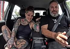 A Tatuada Naty Loka Pegou Carona e Deu o Cu no Pelo ao Motorista