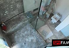 असुना फॉक्स ने सौतेले भाई को जासूसी और मुठ मारते पकड़ा