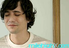 मसाजर लड़का कमाल के टिट्स पर मोटरबोट करता है