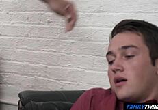 फैमिली ट्विंक थेरेपी बाद सौतेले पापा पर सवार