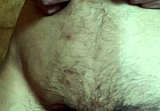 गे लड़का अपनी नाभि से खेलते हुए जोर से झड़ता है!