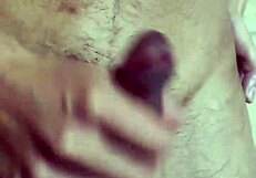 गे लड़का अपनी नाभि से खेलते हुए जोर से झड़ता है!