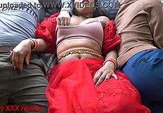 भारतीय सौतेली माँ और सौतेला बेटा हिंदी रोलप्ले में टाइट एक्शन करते हैं