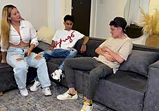 कोलंबियाई ब्लॉन्ड मिल्फ पति दूर पर सौतेले बेटे के नर्डी दोस्त को चोदती है