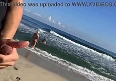 Me Hago la Paja en la Playa Viendo a Dos Chicas Sexys Que Me Ayudan