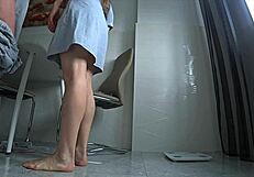 पत्नी ने धोखा दिया, पति के काम पर होने के दौरान दोस्त के साथ चुदाई।