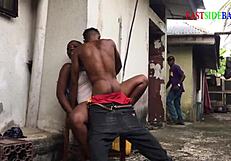 बहनें लैंडलॉर्ड के बेटे को बाहर जोरदार चोदतीं