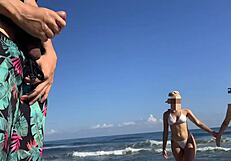 Me Hago la Paja en la Playa Viendo a Dos Chicas Sexys Que Me Ayudan