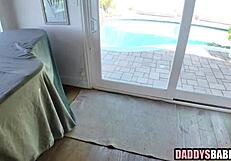 नॉटी सौतेली बेटी बिकिनी में बड़े आदमी के साथ सेक्स