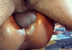 छोटी ब्लैक टीन को इंटररेशियल थ्रीसम में देसी लड़कों ने जोर से चोदा