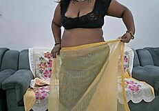 देसी साड़ी आंटी ने वाइल्ड डिस्प्ले में टिट्स दिखाए!