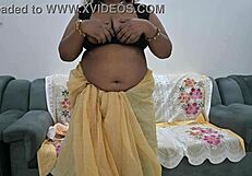 देसी साड़ी आंटी ने वाइल्ड डिस्प्ले में टिट्स दिखाए!