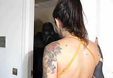 मल्टीपल पर्सनैलिटीज वाला लड़का क्रिसमस होममेड सीन में वाइल्ड साइड्स एक्सप्लोर