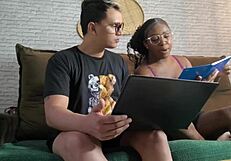 Jovens estudantes deixam de estudar para fuder no sofá da sala. Eu erro e digo 'sofá' errado