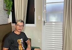 Jovens estudantes deixam de estudar para fuder no sofá da sala. Eu erro e digo 'sofá' errado