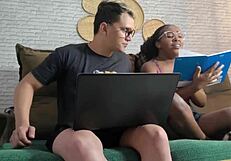 Jovens estudantes deixam de estudar para fuder no sofá da sala. Eu erro e digo 'sofá' errado