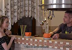 डैडी4के स्किनी रशियन टीन बॉयफ्रेंड के पिता को जंगली सेशन में चोदती है