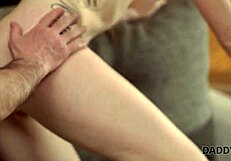 डैडी4के स्किनी रशियन टीन बॉयफ्रेंड के पिता को जंगली सेशन में चोदती है