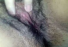 minha bucetinha apertada quer um pau peludo socando fundo nela