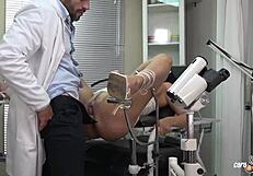 गायनेकोलॉजिस्ट स्लट की टाइट गैंड को स्क्वर्ट और एनल क्रीमपाई से तबाह करता है