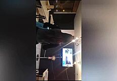 Hago a mi amiga subir la escalera y le vi su hilo mientras la llevo a comer para luego atorarla en su propio cuarto de semen �volveremos a tener una cita