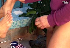 Amateur Sucks Barefoot Feet in Homemade Footjob Fucking