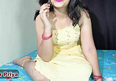 देसी युवती 18+ अपने बॉयफ्रेंड के लिए योग पोज़ प्रैक्टिस करती है