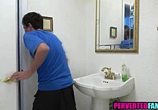 अरे, मेरी सौतेली चाची सबसे अच्छी है, हमेशा अपने सौतेले भतीजे का ख्याल रखती है!