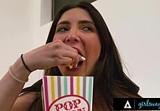 गर्ल्सवे - बोर जेन वाइल्ड ने लिली बेल को रफ बेबीसिटिंग डिसिप्लिन के लिए हायर किया