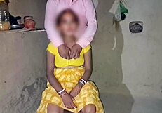 खूबसूरत बंगाली गांव की गृहिणी ने चुदाई की और साड़ी हटाकर चूची चुसवाई
