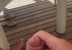 बहुत हॉर्नी, कैम्पिंग में मोबाइल होम टेरेस पर लगभग कमिंग