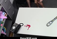 ऑफिसर मिल्फ शॉपलिफ्टर को सर्च के लिए स्ट्रिप करवाता है 😱