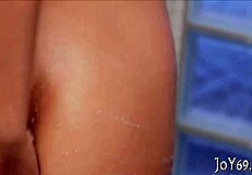 सोलो गर्ल अपनी टाइट माम्बोस और वेट कंट को टीज करती