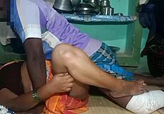 आंटी को गाँव के घर में गरम चुदाई मिली