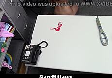 ऑफिसर मिल्फ शॉपलिफ्टर को सर्च के लिए स्ट्रिप करवाता है 😱