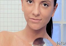 सोलो गर्ल अपनी टाइट माम्बोस और वेट कंट को टीज करती