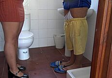 मेरी ट्विस्टेड स्टेपमदर मुझे पिस करने के लिए बेग करती है, क्लोज अप देखती है