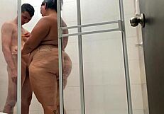 मेरी कजिन बाथरूम में मुझे शेव करती है, फिर सेक्सुअल एनकाउंटर्स